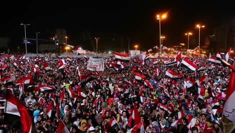 Los-Manifestantes-Ondean-Banderas-Y-Se-Disparan-Fuegos-Artificiales-En-Un-Mitin-Nocturno-En-El-Cairo,-Egipto-3