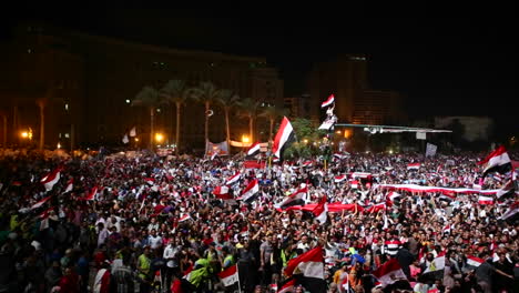 Demonstranten-Singen-Bei-Einer-Nächtlichen-Kundgebung-Auf-Dem-Tahrir-Platz-In-Kairo-Ägypten-4