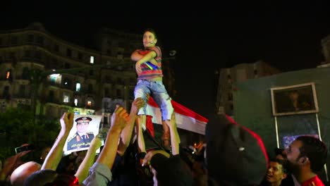 Ein-Demonstrant-Wird-Während-Einer-Nachtdemonstration-In-Kairo-Ägypten-Auf-Den-Schultern-Anderer-Gehisst