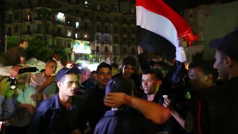 Los-Manifestantes-Cantan-En-Un-Mitin-Nocturno-En-El-Cairo,-Egipto