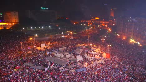 Los-Fuegos-Artificiales-Se-Apagan-Por-Encima-De-Los-Manifestantes-Reunidos-En-La-Plaza-Tahrir-En-El-Cairo,-Egipto,-En-Un-Gran-Mitin-Nocturno