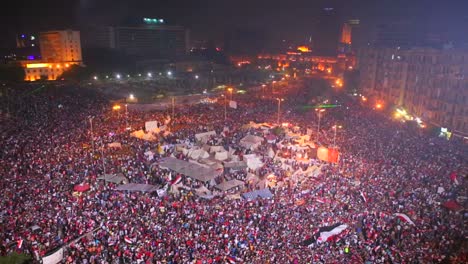 Feuerwerkskörper-Gehen-über-Demonstranten,-Die-Sich-Bei-Einer-Großen-Nächtlichen-Kundgebung-Auf-Dem-Tahrir-Platz-In-Kairo-Versammelt-Haben