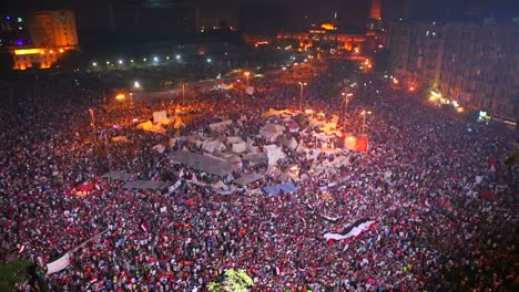 Feuerwerk-über-Demonstranten,-Die-Sich-Bei-Einer-Großen-Nächtlichen-Kundgebung-Auf-Dem-Tahrir-Platz-In-Kairo-Versammelt-Haben