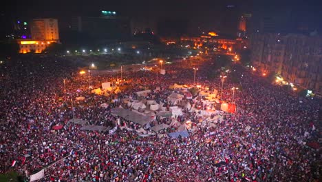 Vista-Con-Vistas-A-Un-Enorme-Mitin-Nocturno-En-La-Plaza-Tahrir-En-El-Cairo,-Egipto