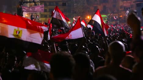 Demonstranten-Schwenken-Die-ägyptische-Flagge-In-Kairo-Ägypten-Bei-Einer-Großen-Kundgebung
