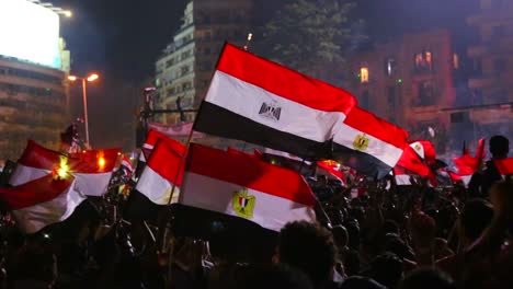 Demonstranten-Schwenken-Die-ägyptische-Flagge-In-Kairo-Ägypten-Bei-Einer-Großen-Nächtlichen-Kundgebung
