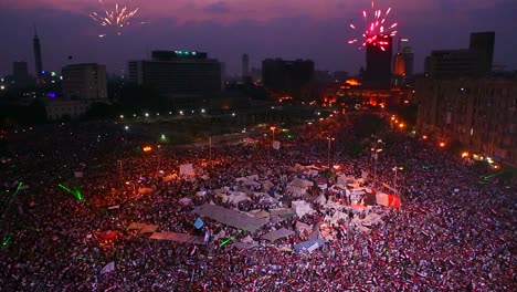 Los-Fuegos-Artificiales-Se-Apagan-Por-Encima-De-Los-Manifestantes-Reunidos-En-La-Plaza-Tahrir-En-El-Cairo,-Egipto,-En-Un-Gran-Mitin-Nocturno-4