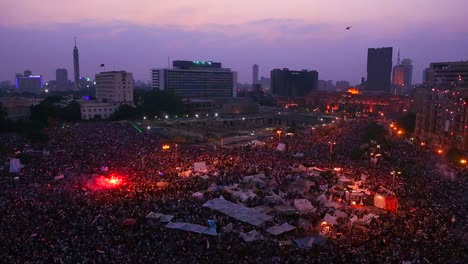 Los-Fuegos-Artificiales-Se-Disparan-Por-Encima-De-Los-Manifestantes-Reunidos-En-La-Plaza-Tahrir-En-El-Cairo,-Egipto,-Al-Amanecer.