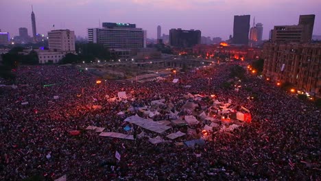 Feuerwerkskörper-Gehen-über-Demonstranten,-Die-Sich-Auf-Dem-Tahrir-Platz-In-Kairo-Versammelt-Haben,-Im-Morgengrauen-1