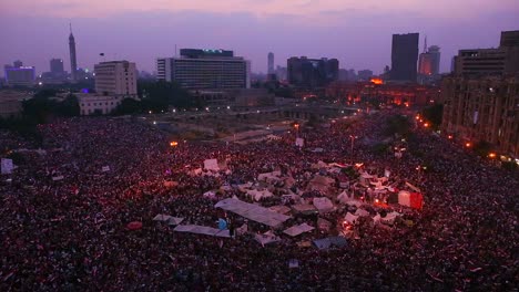 Feuerwerkskörper-Gehen-über-Demonstranten,-Die-Sich-Auf-Dem-Tahrir-Platz-In-Kairo-Versammelt-Haben,-Im-Morgengrauen-2