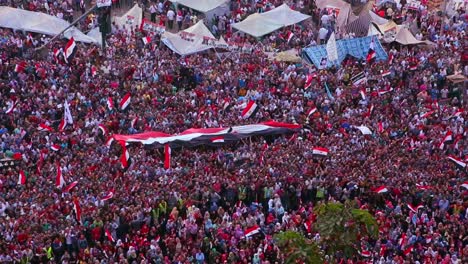 Draufsicht,-Während-Demonstranten-Fahnen-Schwenken-Und-Den-Tahrir-Platz-In-Kairo-Ägypten-Blockieren