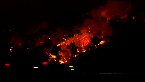 El-Incendio-De-Thomas-Arde-En-Las-Colinas-Sobre-La-Autopista-101,-Cerca-De-Ventura-Y-Santa-Bárbara,-California-1