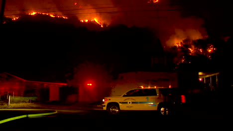 Ein-Hügelviertel-In-Ventura-Kalifornien-Ist-Nachts-Während-Des-Thomasfeuers-Bedroht