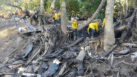 Equipo-De-Búsqueda-Y-Rescate-Con-Perro-Cadáver-Inspeccionar-Los-Daños-Causados-Por-Los-Deslizamientos-De-Tierra-En-Montecito-California-Tras-El-Desastre-Del-Incendio-De-Thomas-3
