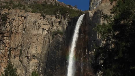 Ein-Schnell-Fließender-Wasserfall-Hebt-Eine-Steile-Felsklippe-Hervor
