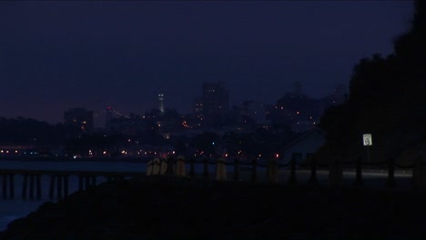 Los-Autos-Se-Dirigen-Hacia-El-Puente-Golden-Gate-Y-Las-Tentaciones-De-San-Francisco-En-La-Noche
