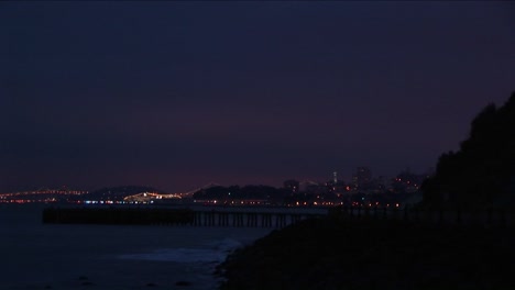 Una-Vista-Espectacular-Del-Horizonte-De-San-Francisco-En-La-Noche-Desde-El-Otro-Lado-De-La-Bahía-De-San-Francisco