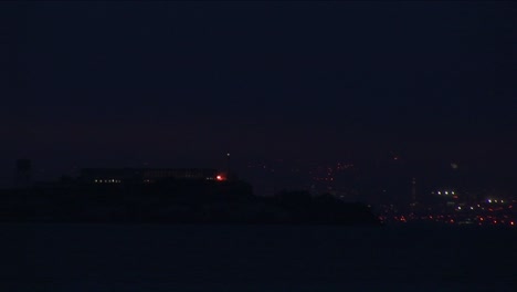 Eine-Nächtliche-Ansicht-Von-San-Francisco-Mit-Blinkendem-Licht-Des-Mantelturms