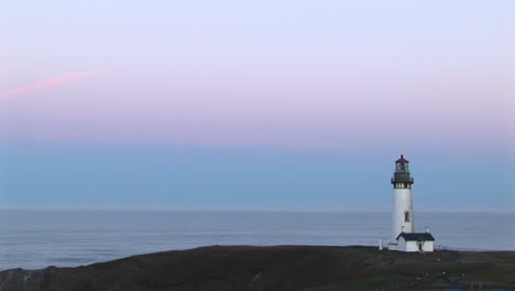 Eine-Montage-Von-Leuchtturm-Longshots-Mit-Einem-Pastellfarbenen-Himmel-über-Einem-Ruhigen-Ozean