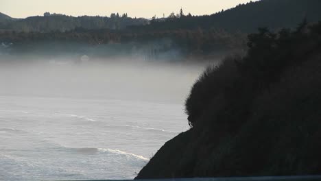 Wenn-Nebel-über-Dem-Ozean-In-Ufernähe-Aufsteigt,-Werden-Die-Leuchtenden-Farben-Der-Natur-So-Weich-Und-Subtil-Wie-Ein-Aquarell