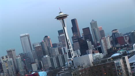 Abgewinkelte-Luftaufnahme-Von-Seattles-Wahrzeichen-Space-Needle-Und-Anderen-Wolkenkratzern-In-Der-Innenstadt
