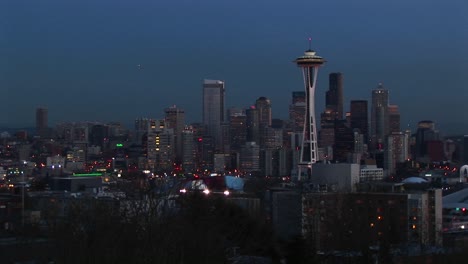 Seattles-Wahrzeichen-Space-Needle-Ist-Ein-Herausragendes-Merkmal-Dieser-Abendlichen-Skyline-Aufnahme
