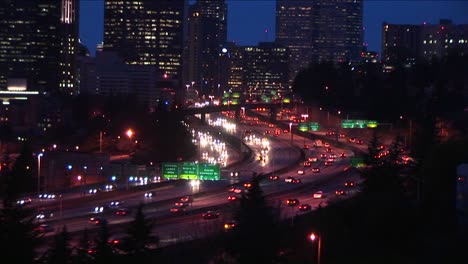 Ein-Blick-Auf-Die-Innenstadt-Von-Seattle-Zur-Hauptverkehrszeit