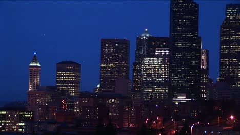 Totale-Der-Skyline-Von-Seattle-Bei-Nacht