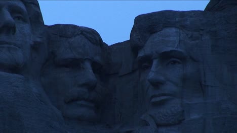 Die-Präsidenten-Thomas-Jefferson-Theodore-Roosevelt-Und-Abraham-Lincoln-Sehen-In-Dieser-Teilansicht-Des-Mt-Rushmore-Ruhig-Aus