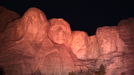 Mt-Rushmore-Ist-Nachts-In-Warmes-Licht-Getaucht
