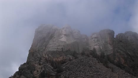 Ein-Nebliger-Blick-Auf-Die-Weltberühmten-Skulpturen-Von-Mt-Rushmore