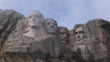Verschiedene-Ansichten-Von-Mt-Rushmore-An-Einem-Bewölkten-Tag