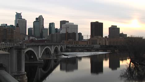 Medium-Shot-Of-Minneapolis-Skyline