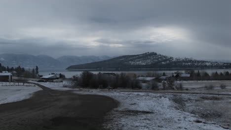Eine-Wunderschöne-Winterlandschaft-In-Den-Bergen-In-Dezenten-Pastelltönen-Gemalt