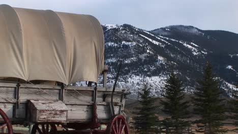 Different-Views-Of-A-Covered-Wagon-On-The-Prairie