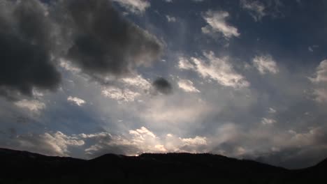 Die-Berge-Sind-In-Dieser-Atemberaubenden-Goldenhour-Aufnahme-Silhouettiert