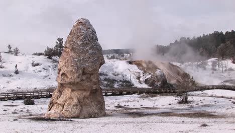 Zoomen-Sie-Zur-Nahaufnahme-Eines-Kalksteinablagerungskegels,-Der-Im-Yellowstone-Nationalpark-Hoch-Steht?