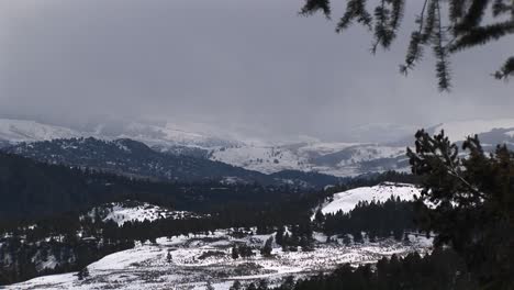 Ein-Panoramablick-Auf-Schneebedeckte-Berggipfel