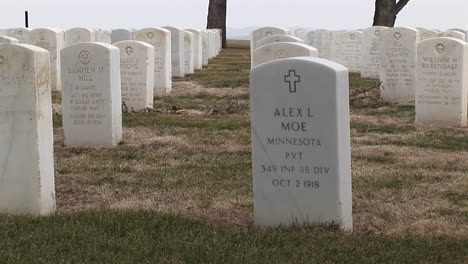 Die-Kamera-Schwenkt-über-Die-Grabsteinreihen-Des-Arlington-National-Cemetery