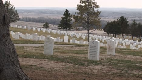 Ein-Panoramablick-Auf-Den-Nationalfriedhof-Von-Arlington-Mit-Weißen-Marmorgrabsteinen,-Die-In-Präzisen-Reihen-Angeordnet-Sind