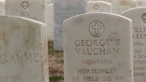 Un-Primer-Plano-De-Las-Inscripciones-En-Las-Lápidas-Del-Cementerio-Nacional-De-Arlington-De-Quienes-Sirvieron-En-La-Primera-Guerra-Mundial