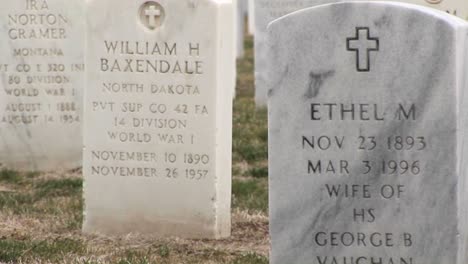 Ein-Blick-Auf-Die-Inschriften-Auf-Den-Marmorgrabsteinen-Auf-Dem-Nationalfriedhof-Von-Arlington?