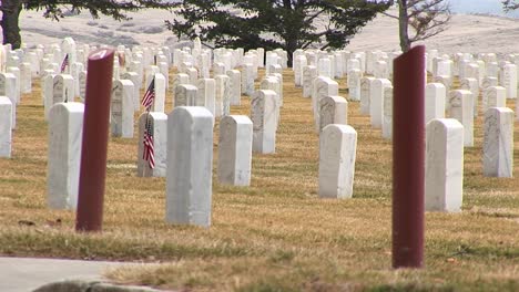 Un-Detalle-Del-Cementerio-Nacional-De-Arlington-Con-Lápidas-Blancas-Y-Marcadores-De-Sección