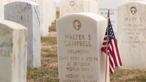 Una-Bandera-Estadounidense-Decora-La-Lápida-De-Un-Héroe-Caído-En-El-Cementerio-Nacional-De-Arlington