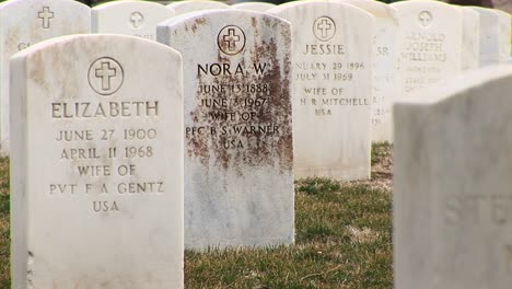 Primer-Plano-De-Lápidas-De-Esposas-Militares-En-El-Cementerio-Nacional-De-Arlington