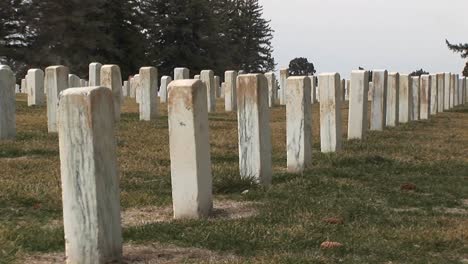 Eine-Markante-Rückansicht-Der-Grabsteine-Auf-Dem-Arlington-National-Cemetery,-Während-Die-Kamera-Reihe-Für-Reihe-Dieser-Denkmäler-Für-Gefallene-Soldaten-Schwenkt