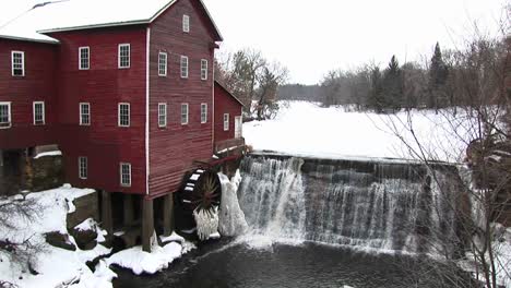 Eis-Macht-Das-Wasserrad-Einer-Alten-Mühle-Still