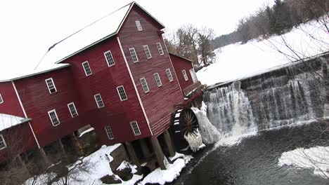 Schrägansicht-Einer-Mühle-Mit-Wasserrad-Und-Staudamm-Im-Winter