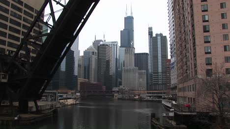 Totale-Der-Skyline-Von-Chicago-Vom-Fluss-Aus