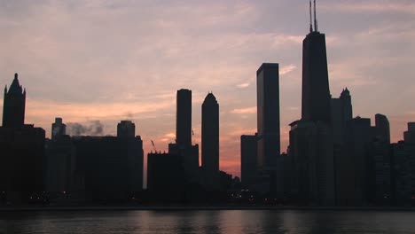 Eine-Goldenhour-Chicago-Skyline-Mit-Silhouettierten-Gebäuden-Vor-Einem-Rosa-Und-Orangefarbenen-Himmel